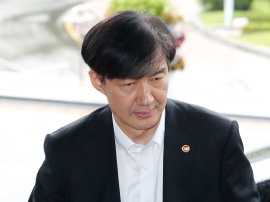 법무부 향하는 조국 장관      (과천=연합뉴스) 임화영 기자 = 조국 법무부 장관이 10일 오후 정부과천청사 법무부로 출근하고 있다. 2019.9.10      hwayoung7@yna.co.kr  (끝)